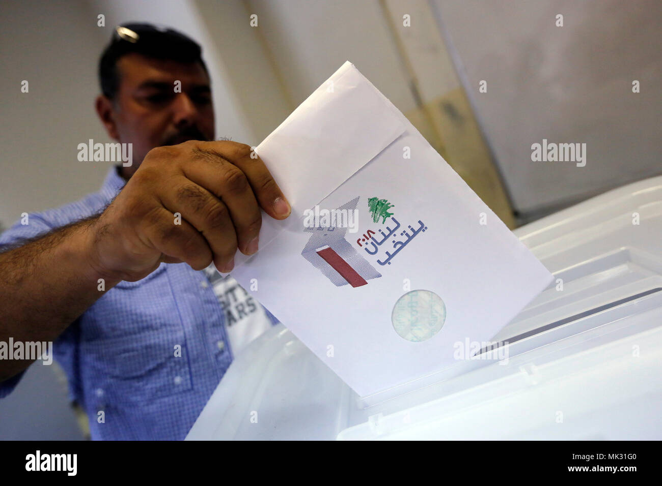 Beirut, Lebanon. 6th May, 2018. A man casts his ballot in a polling station in Beirut, Lebanon, on May 6, 2018. Some 3.7 million Lebanese people are registered to cast their votes in the parliamentary elections on Sunday, the first of their kind since the adoption of a new law that allows proportional representation. Credit: Bilal Jawich/Xinhua/Alamy Live News Stock Photo