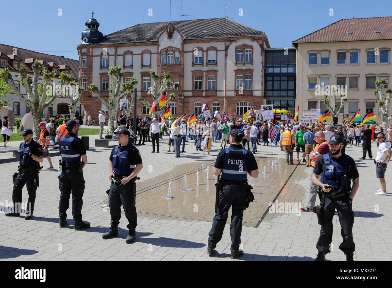 Germersheim, Germany. 6th May 2018. Police officers separate the counter-protesters from the right-wing protesters. Around 100 from different right-wing organisations protested in the city of Germersheim against Angela Merkel and for the security of women and children, which they see at risk by refugees and foreigners. They also called for the introduction of mandatory age checks (DNA test) by underage refugees. Credit: Michael Debets/Alamy Live News Stock Photo
