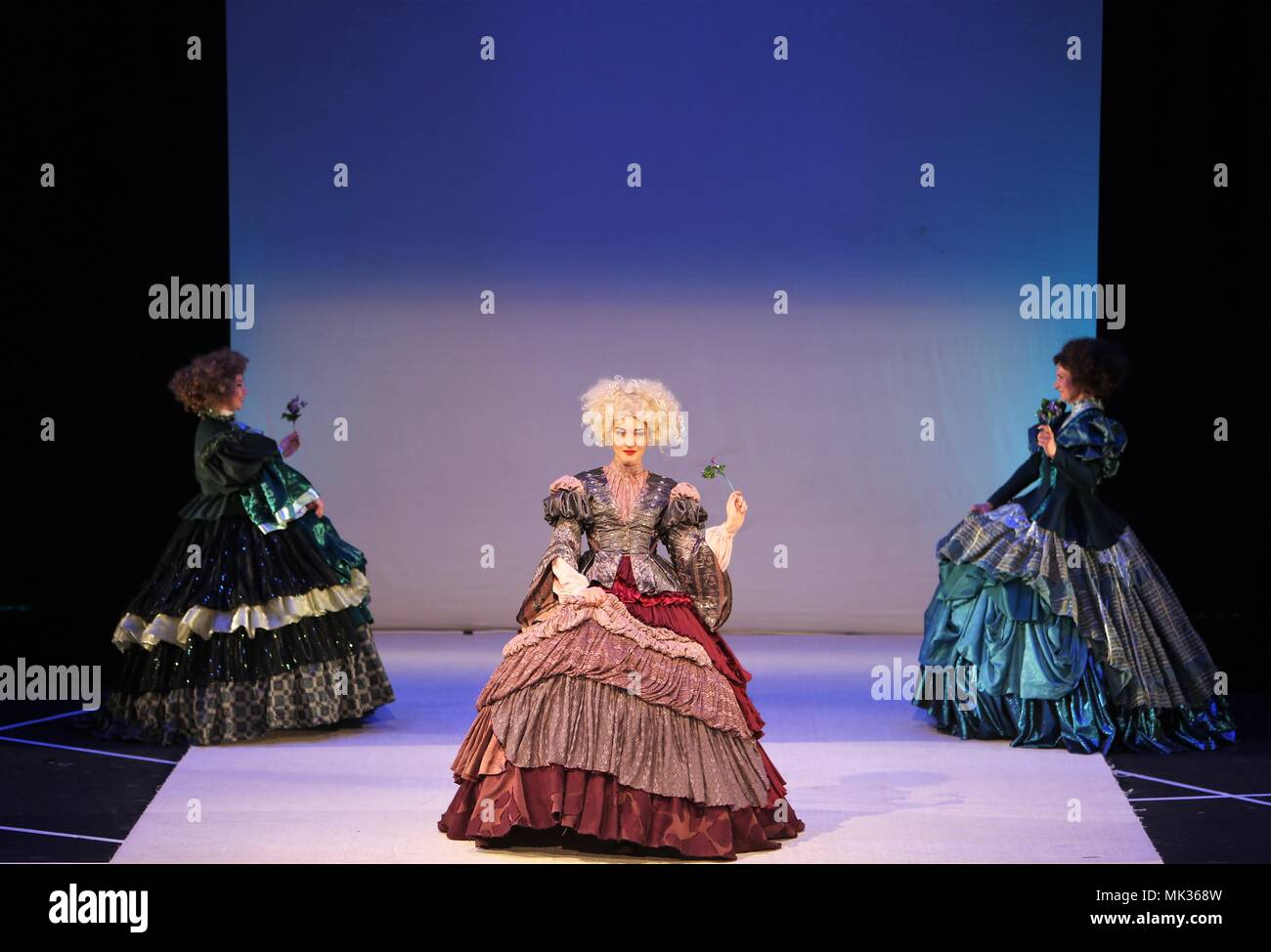 Hawalli Governorate, Kuwait. 6th May, 2018. Performers present theatrical costumes during a show in Hawalli Governorate, Kuwait, on May 6, 2018. Kuwait on Sunday held a theatrical costume show in Hawalli Governorate. Credit: Nie Yunpeng/Xinhua/Alamy Live News Stock Photo