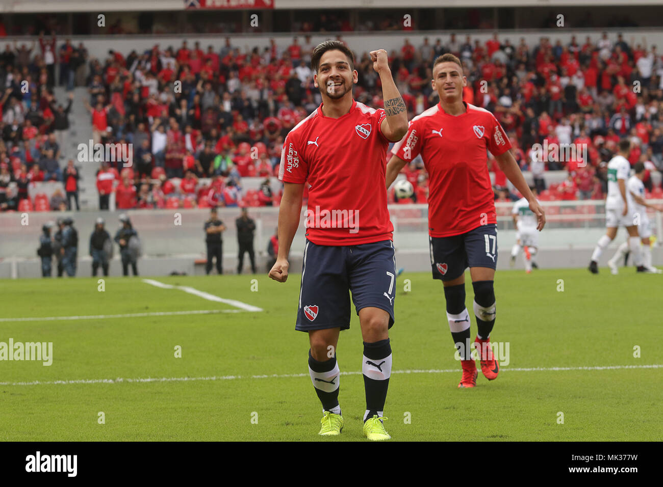 Buenos Aires, Argentina. 6th May, 2018. Martin Benitez celebrates his goal during the match for Superliga Argentina between Independiente and Gimnasia LP on Libertadores de América Stadium, Argentina. (Photo: Néstor J. Beremblum / Alamy News) Credit: Néstor J. Beremblum/Alamy Live News Stock Photo