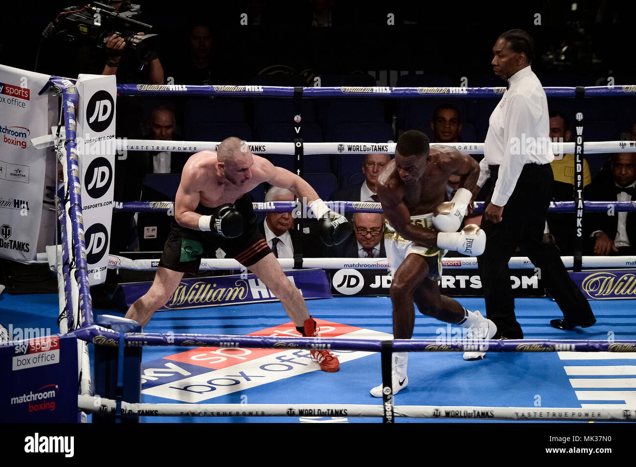 Light heavyweight boxing match hi-res stock photography and images - Alamy