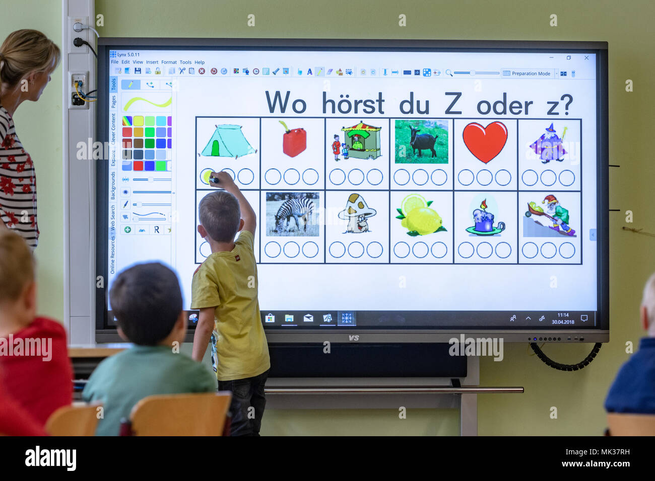 30 April 2018, Germany, Abensberg: Schoolchildren use an interactive  whiteboard at the Primary School Offenstetten. The school participates in  the project 'Digital School 2020' of the Bavarian educational foundation  'Bildungspakt'. Photo: Armin