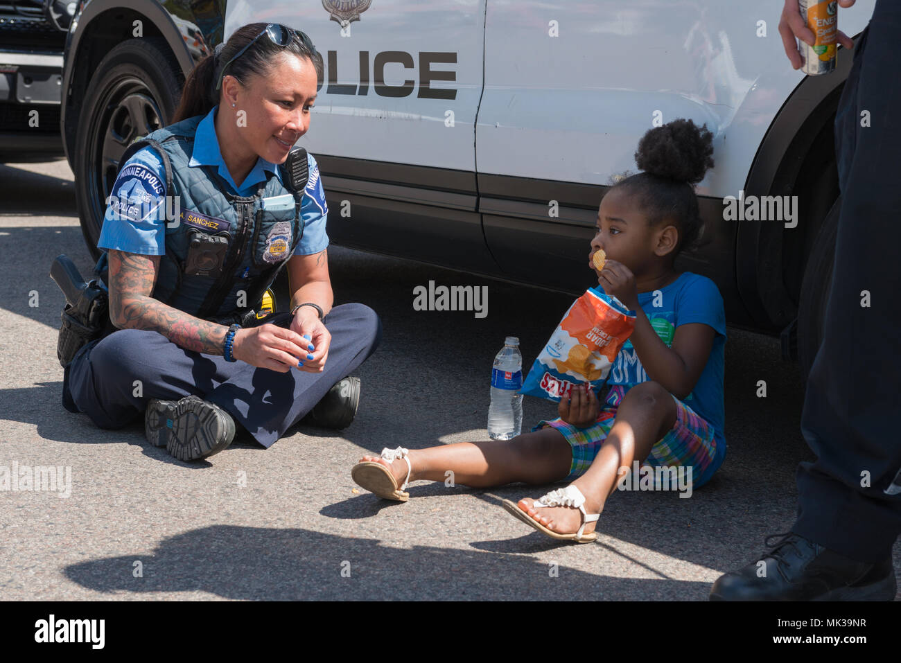 Police officer helping child hi-res stock photography and images - Alamy