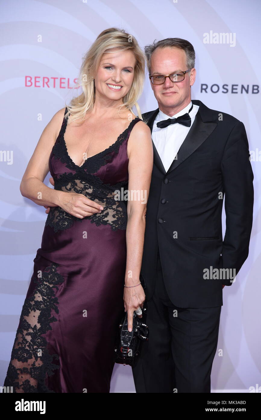 Deutschland. 06th May, 2018. Carola Ferstl with husband Anton Voglmaier/Arrival Red Carpet for the Rose Ball 2018 in favor of the German Stroke Foundation Help in the Hotel InterContinental in Berlin on 05.05.2018 | usage worldwide Credit: dpa/Alamy Live News Stock Photo