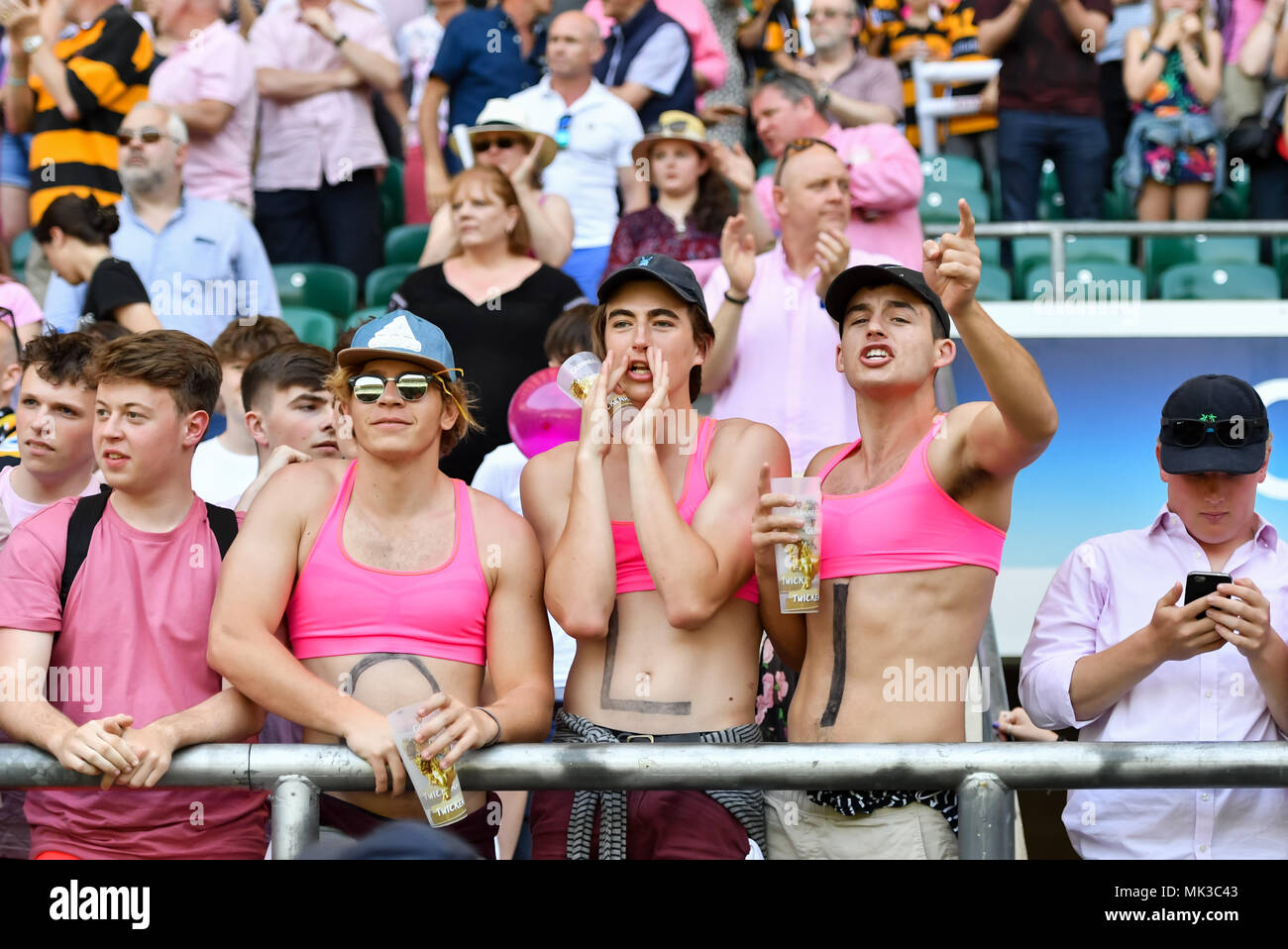 London, UK. 6th May, 2018. Oliver Wright's supporters shouts out during 2018 RFU Cup - Intermediate Cup Final: Camberley RFC vs Droitwich RFC at Twickenham Stadium on Sunday, 06 May 2018. LONDON, ENGLAND. Credit: Taka G Wu Credit: Taka Wu/Alamy Live News Stock Photo