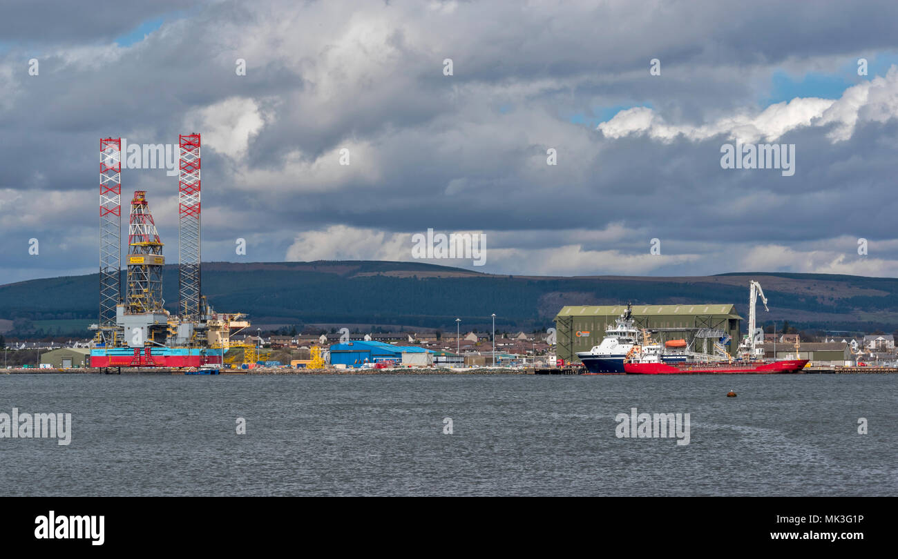 CROMARTY FIRTH SCOTLAND OIL RIG OR DRILLING PLATFORM ALONGSIDE INVERGORDON PORT WITH SUPPORT VESSELS OR BOATS Stock Photo