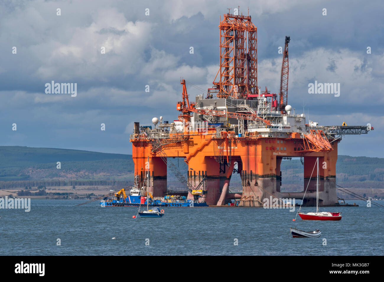 CROMARTY FIRTH SCOTLAND WEST PHOENIX OIL RIG SURROUNDED BY SEVERAL SMALL SAILING BOATS LYING OFF CROMARTY VILLAGE Stock Photo