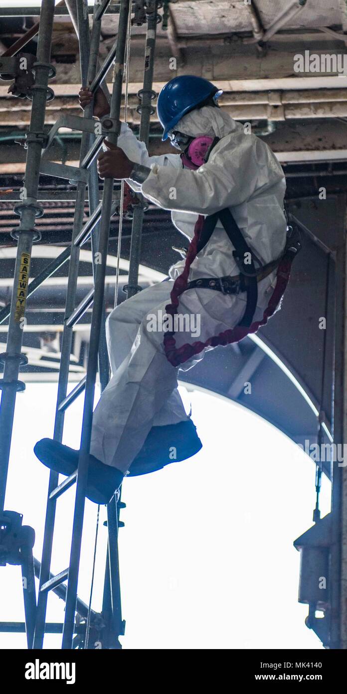 171102NQI061064 PORTSMOUTH, Va. (Nov. 2, 2017) Aviation Boatswain’s