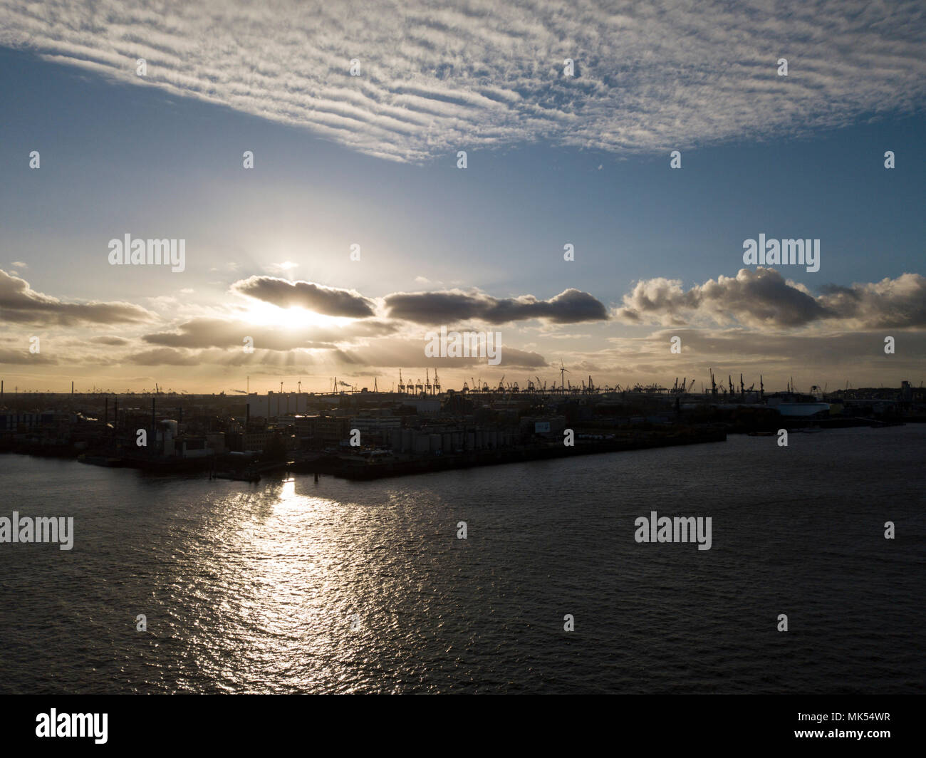 Hamburger Hafen mit seinen Kränen in der Nachtmittagssonne Stock Photo