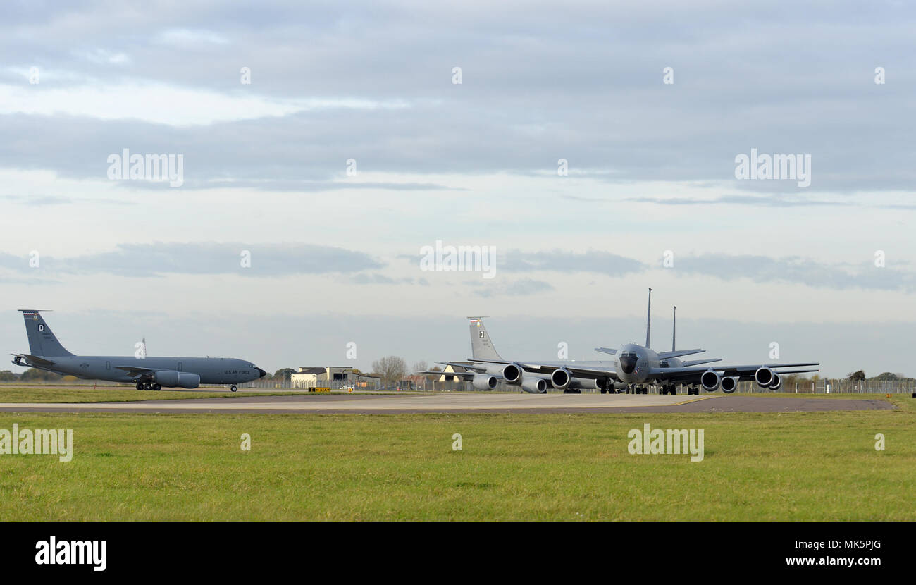 Kc 135 take off from hi-res stock photography and images - Alamy