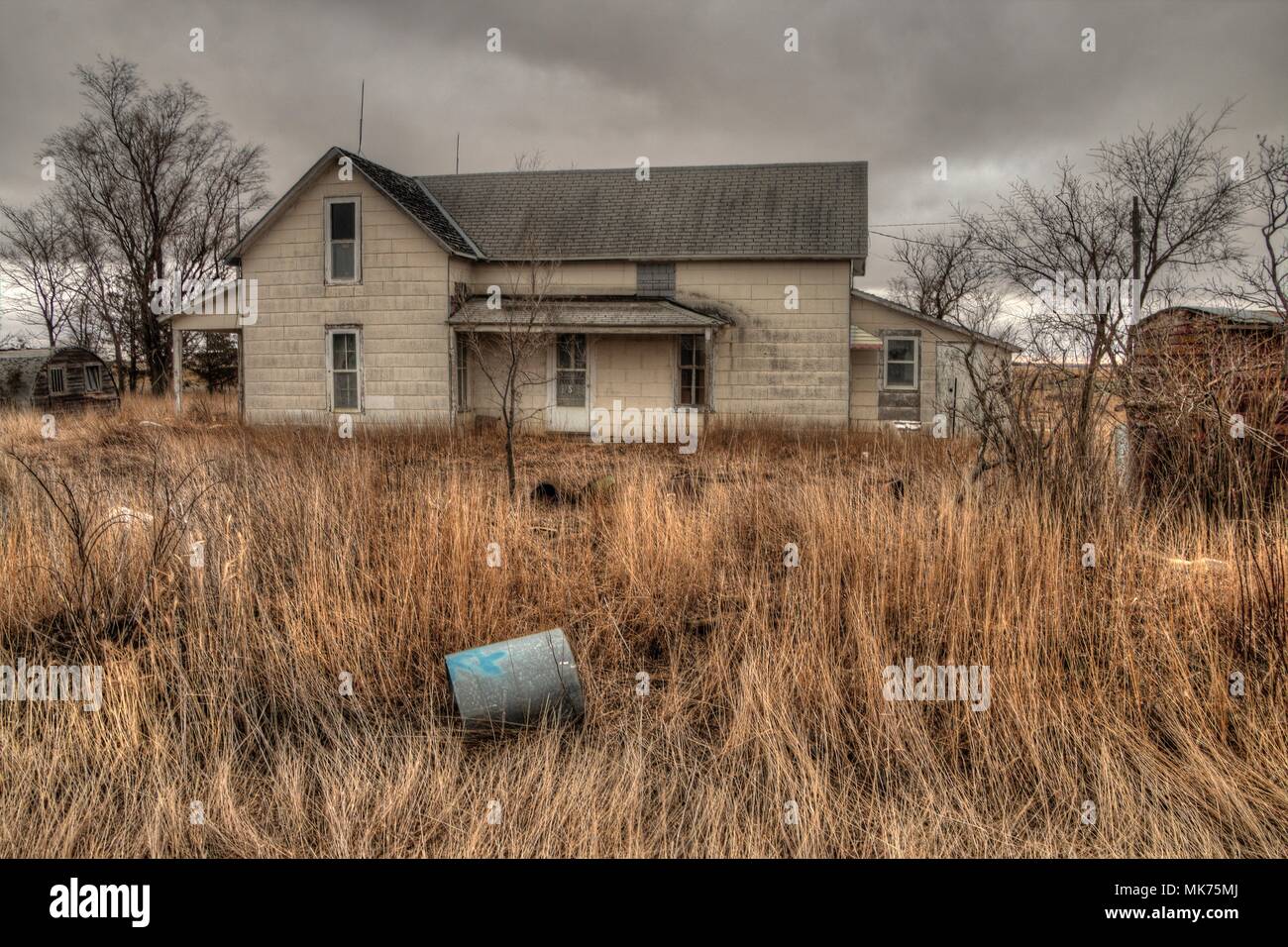 Abandoned Farmhouse in South Dakota slowly decays Stock Photo Alamy