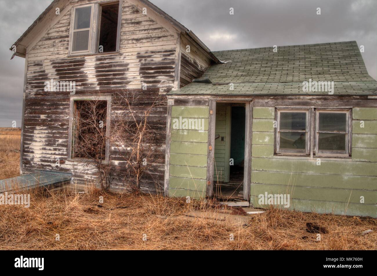 Abandoned Farmhouse in South Dakota slowly decays Stock Photo - Alamy