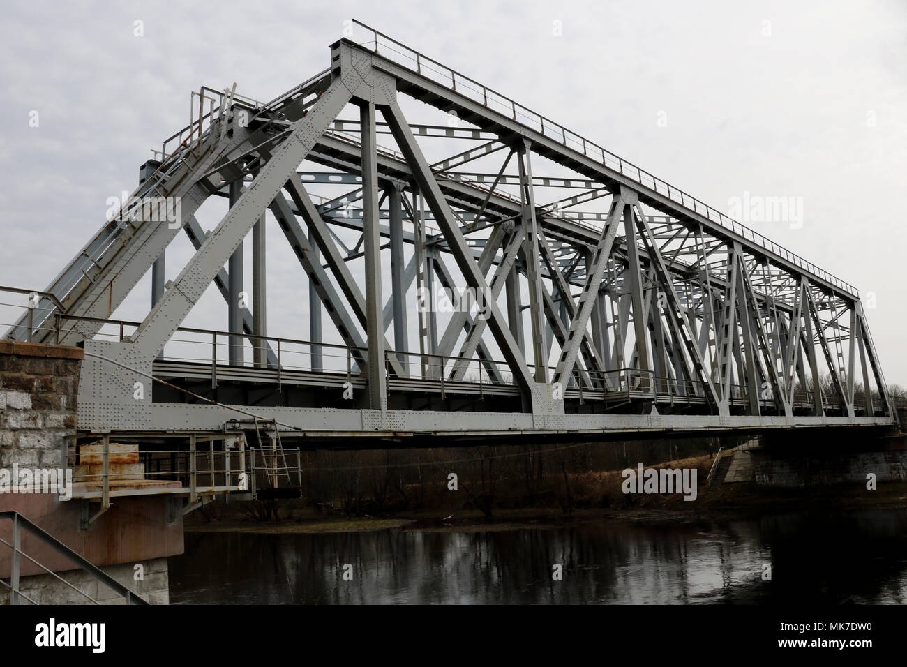 Train iron bridge hi-res stock photography and images - Alamy