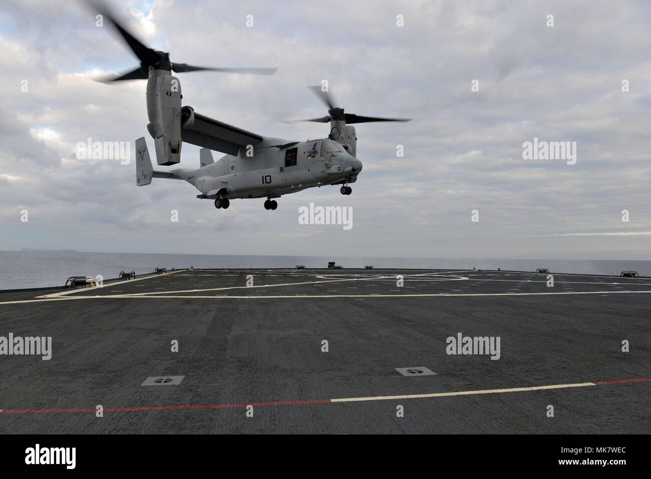 171121-N-GL340-023 MEDITERRANEAN SEA (Nov. 21, 2017) An MV-22 Osprey, attached tpt Marine Medium Tiltrotor Squadron (VMM) 261, lands on the flight deck of the Blue Ridge-class command and control ship USS Mount Whitney (LCC 20) off the coast of Naples, Italy, Nov. 21, 2017. Mount Whitney, forward-deployed to Gaeta, Italy, operates with a combined crew of U.S. Navy Sailors and Military Sealift Command civil service mariners. (U.S. Navy photo by Mass Communication Specialist 2nd Class Michael Feddersen/Released) Stock Photo