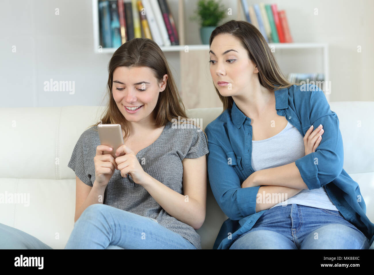 Видеоигры для детей. She is playing with a friend. Мультяшные дети. Счастливые подростки играют на гитаре. She is playing with a friend.