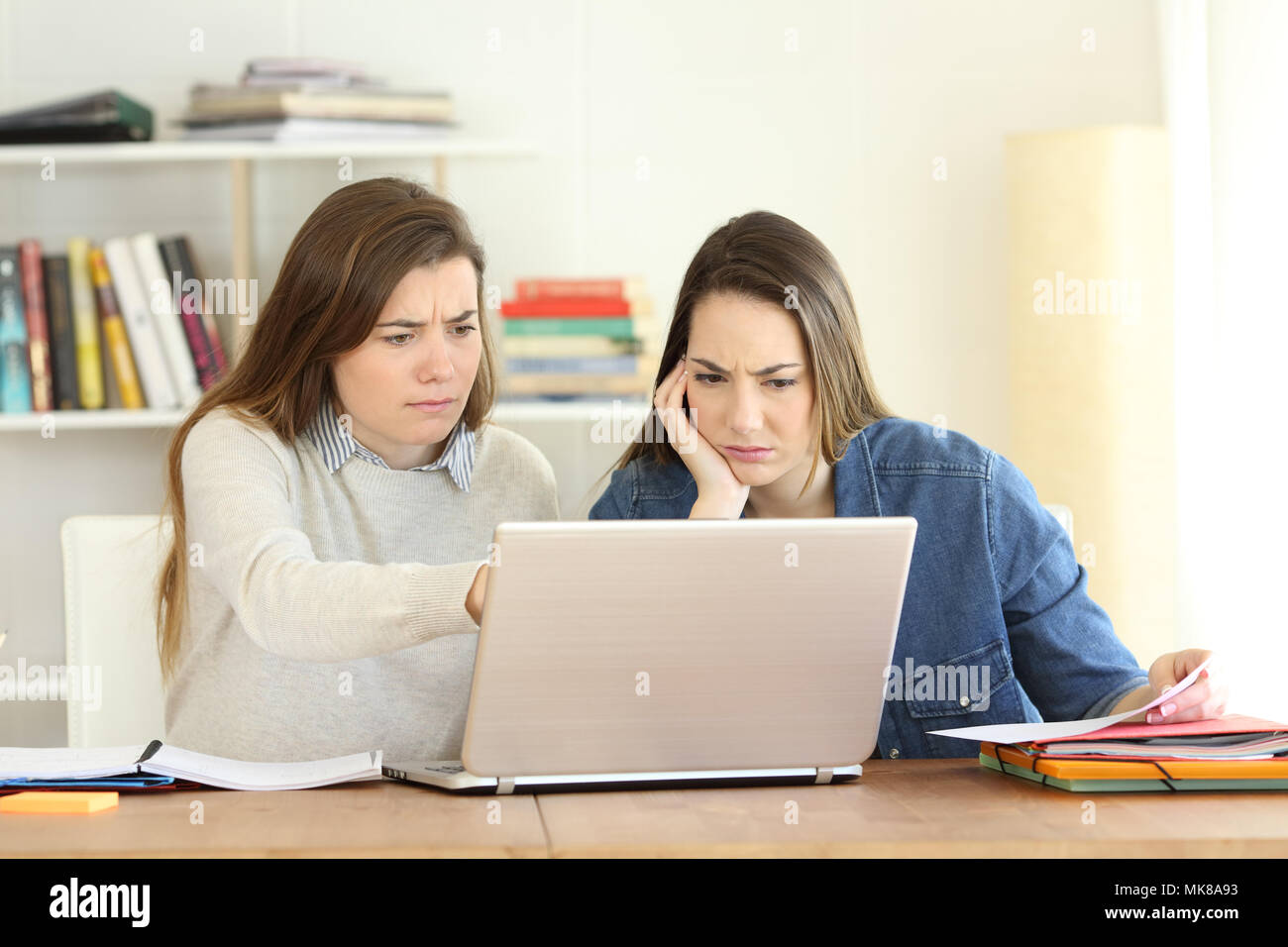 Two students talking confused hi-res stock photography and images - Alamy