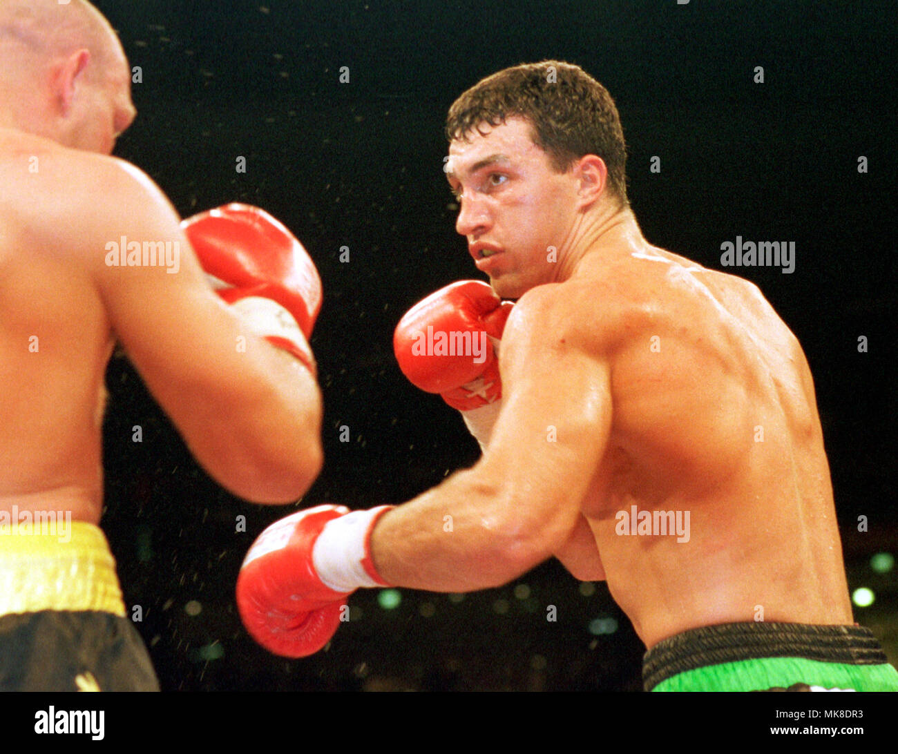 Boxing: Koln Arena Cologne Germany 25.9.1999, EBU European Heavyweight Championship fight Axel Schulz (GER, left) vs Wladimir Klitschko (UKR) Stock Photo