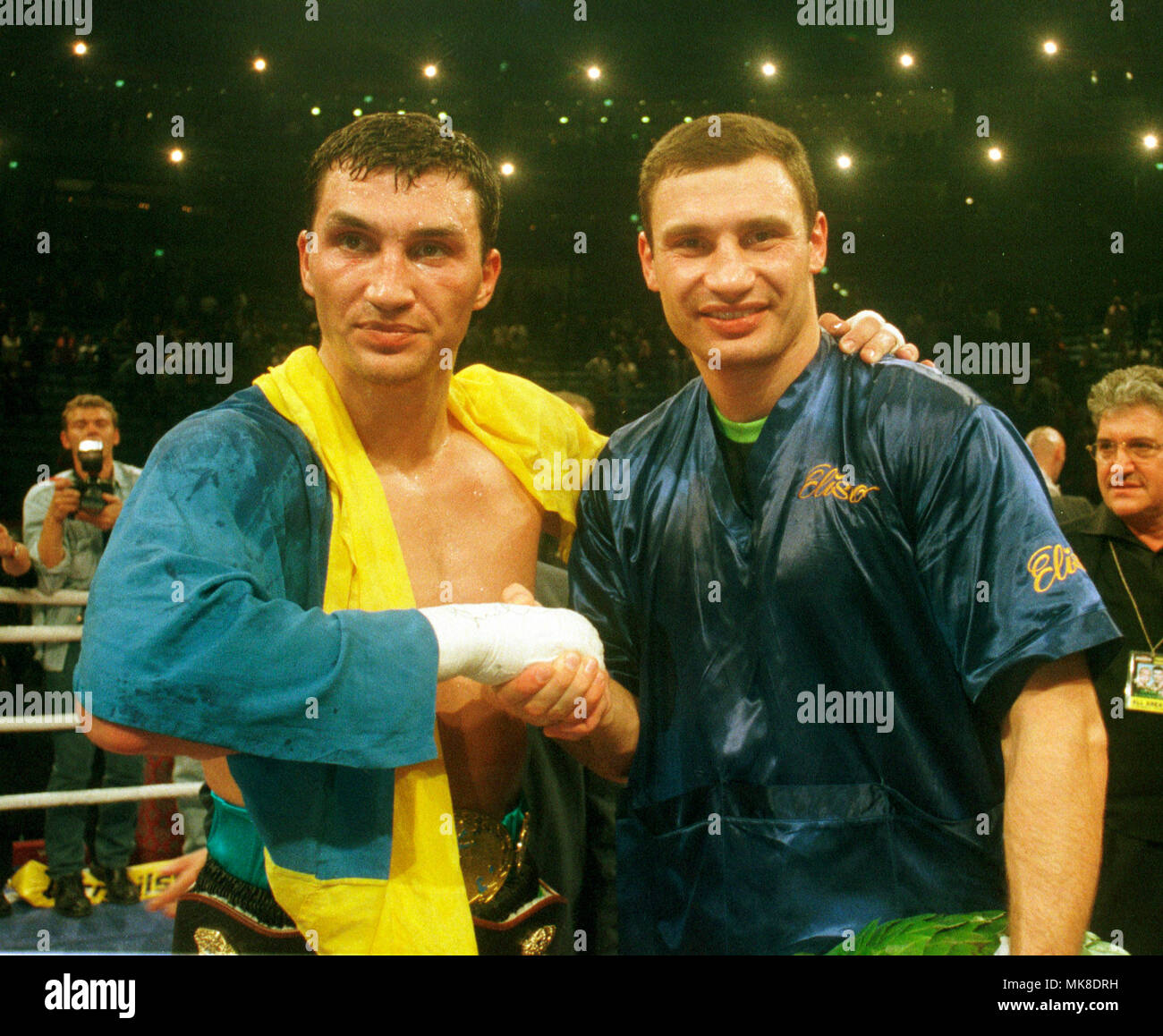 Boxing: Kšln Arena Cologne Germany 25.9.1999, EBU European Championship fight Axel Schulz (GER) vs Wladimir Klitschko (UKR) --- Wladimir Klitschko (left) and twin brother Vitali Stock Photo