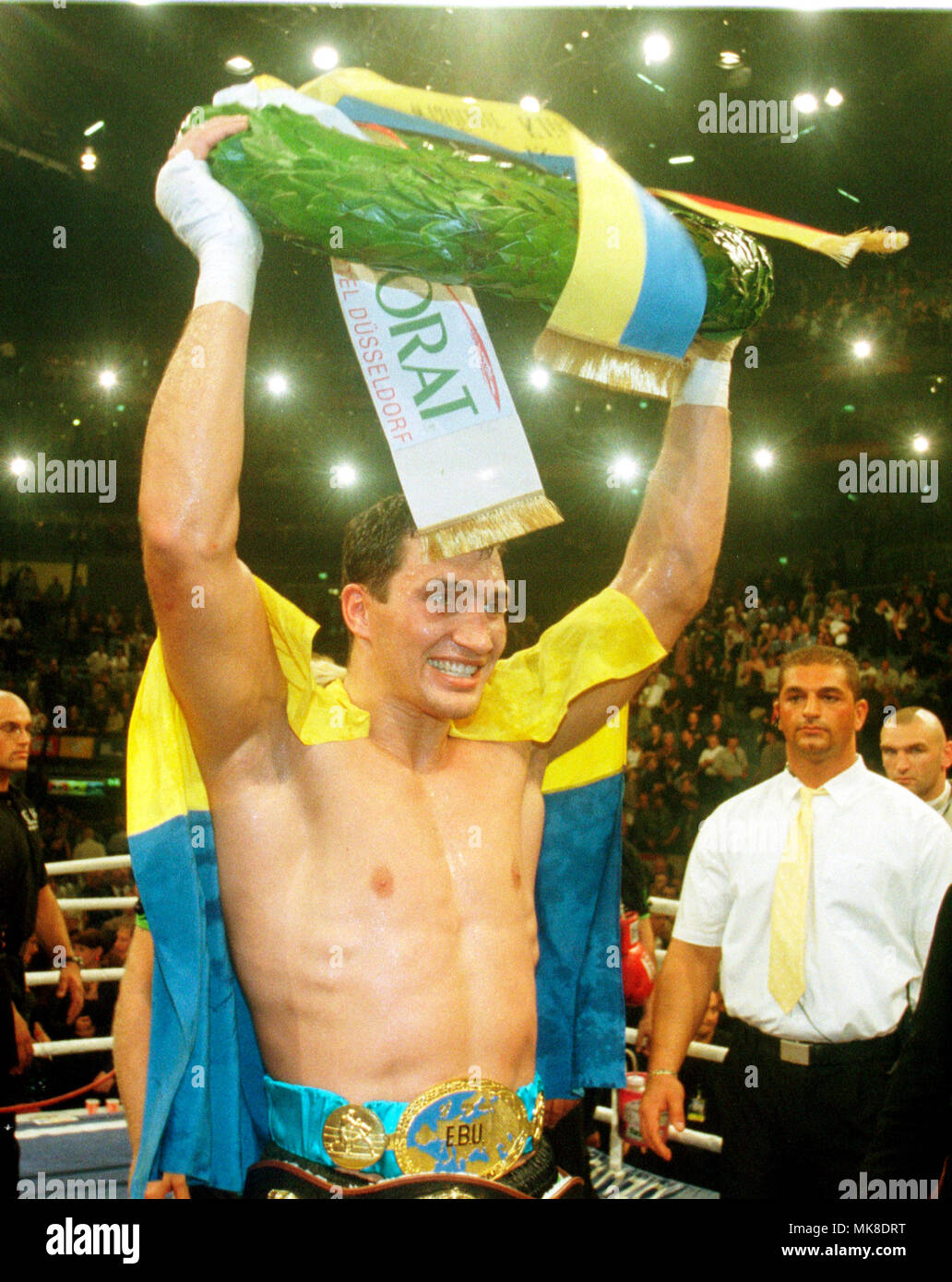 Boxing: Kšln Arena Cologne Germany 25.9.1999, EBU European Championship fight Axel Schulz (GER) vs Wladimir Klitschko (UKR) --- Wladimir Klitschko raises the victory laurel wreath Stock Photo