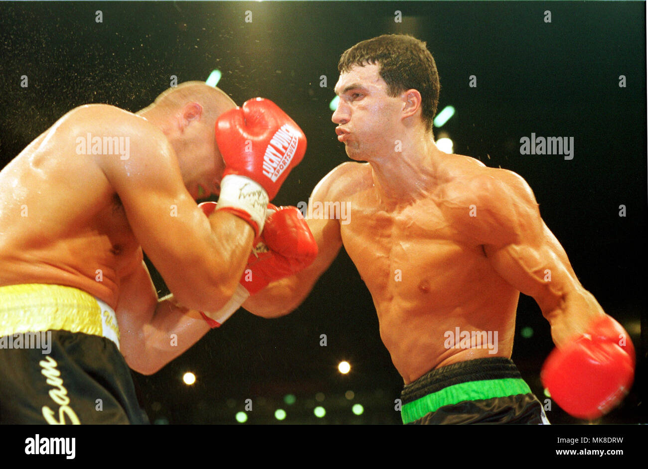 Boxing: Kšln Arena Cologne Germany 25.9.1999, EBU European Championship fight Axel Schulz (GER, left) vs Wladimir Klitschko (UKR) --- Stock Photo
