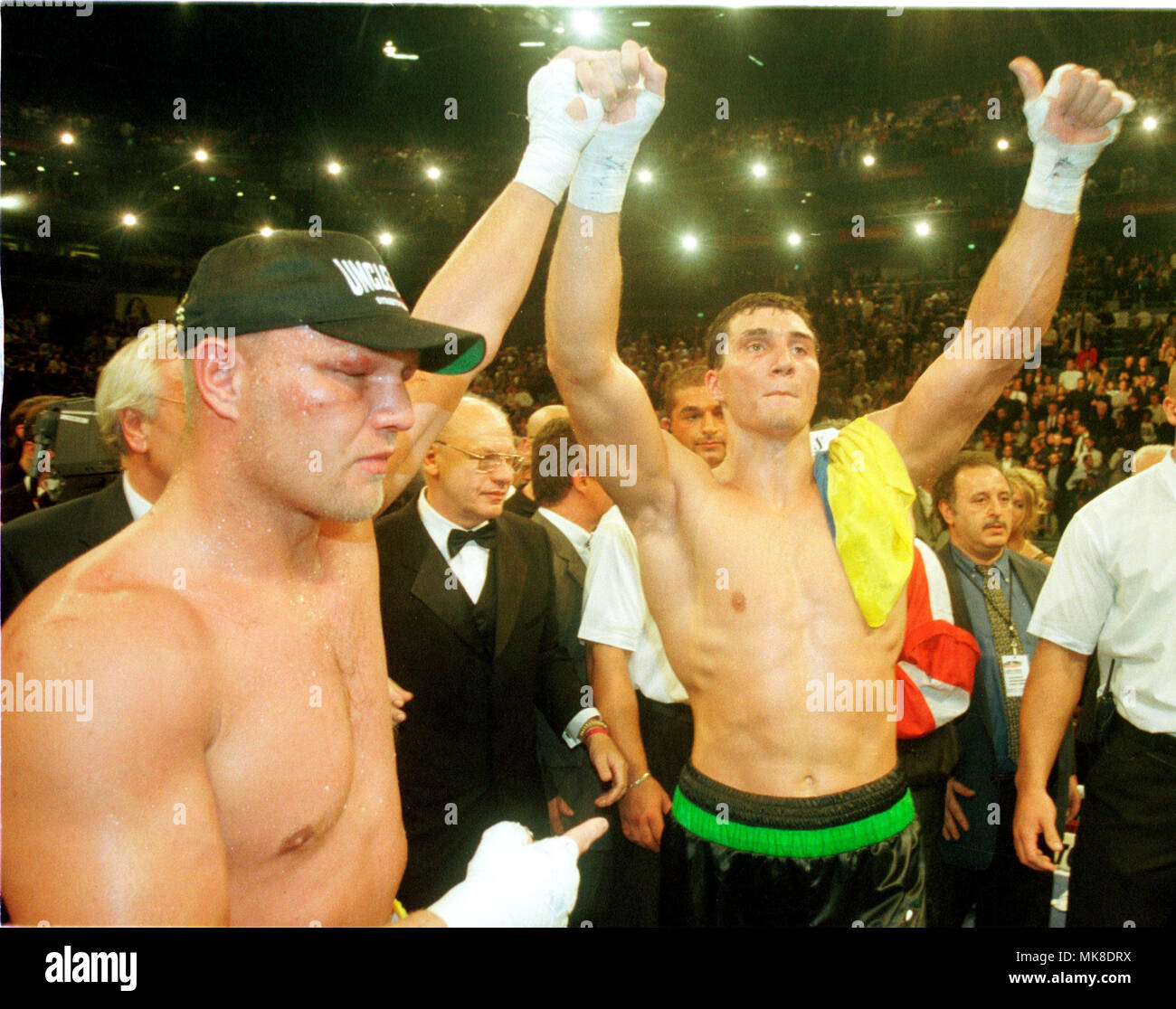 Boxing: Kšln Arena Cologne Germany 25.9.1999, EBU European Championship fight Axel Schulz (GER) vs Wladimir Klitschko (UKR) --- loser Schulz, winner Klitschko Stock Photo