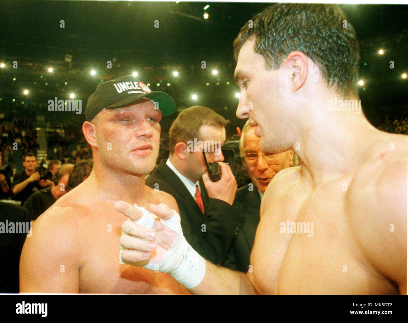 Boxing: Kšln Arena Cologne Germany 25.9.1999, EBU European Championship fight Axel Schulz (GER) vs Wladimir Klitschko (UKR) --- loser Schulz, winner Klitschko Stock Photo