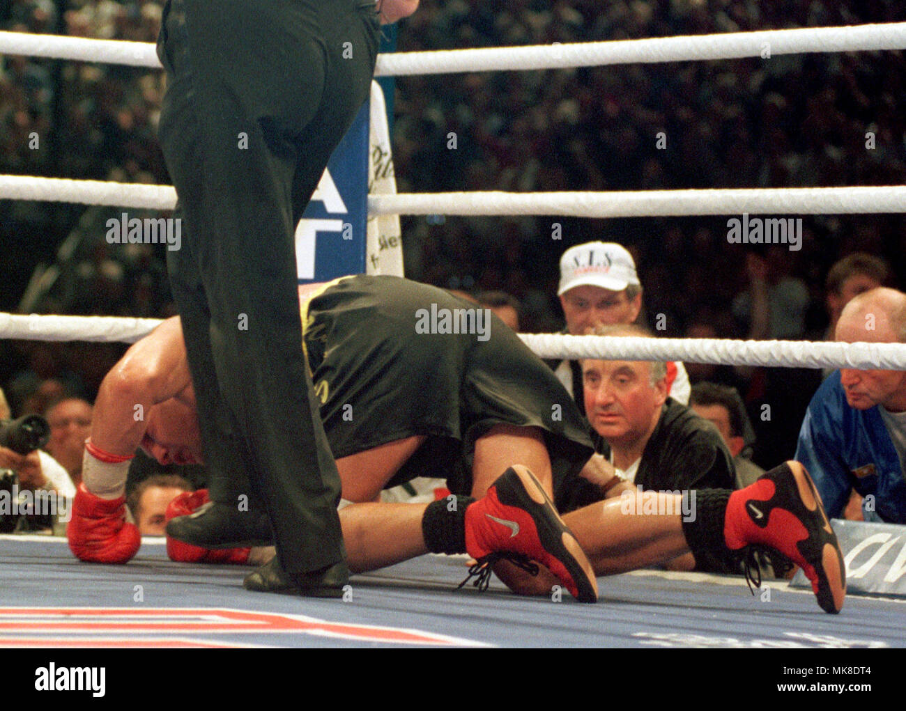 Boxing: Kšln Arena Cologne Germany 25.9.1999, EBU European Championship fight Axel Schulz (GER) vs Wladimir Klitschko (UKR) --- loser Schulz on the floor Stock Photo