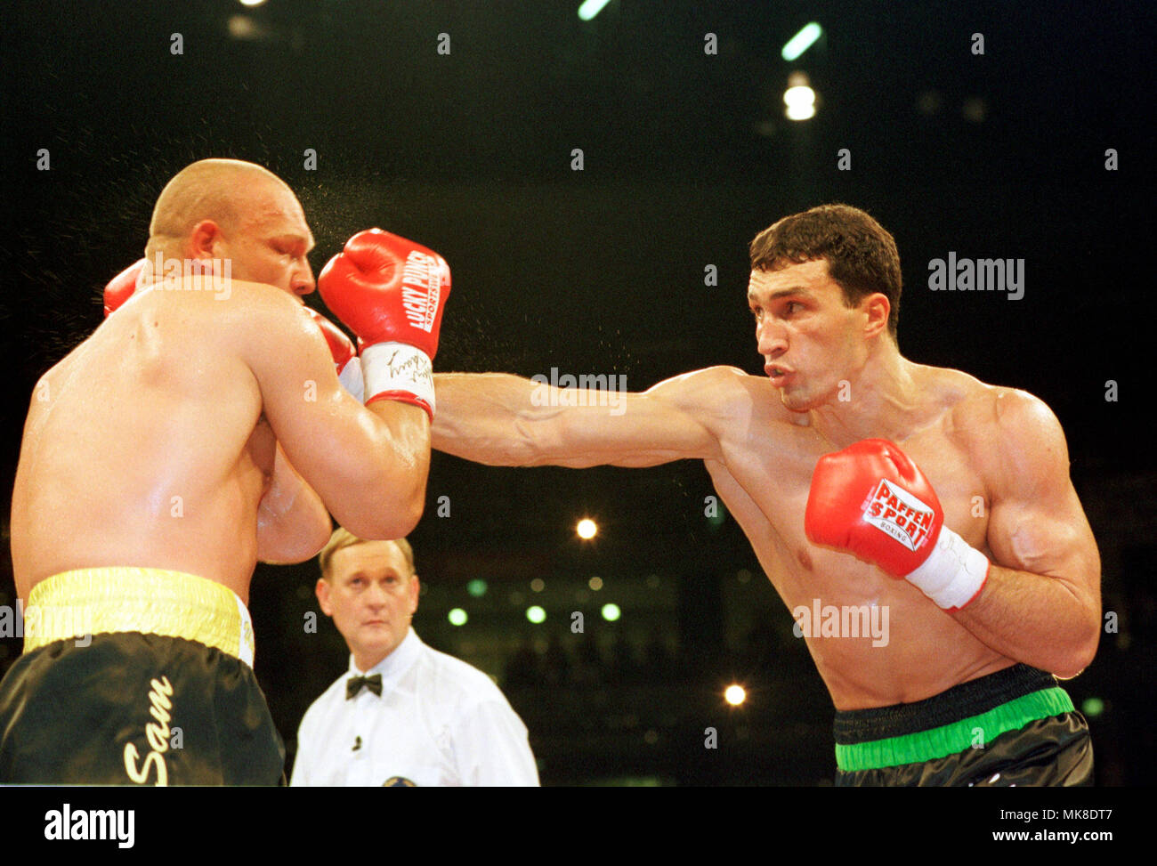 Boxing: Kšln Arena Cologne Germany 25.9.1999, EBU European Championship fight Axel Schulz (GER, left) vs Wladimir Klitschko (UKR) --- Stock Photo