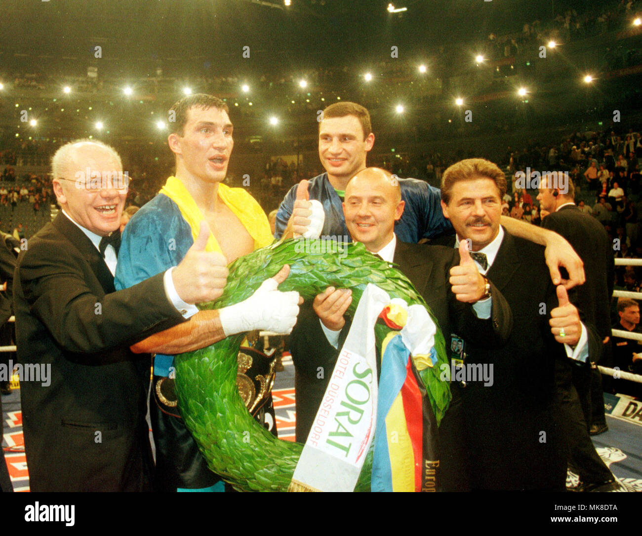 Boxing: Kšln Arena Cologne Germany 25.9.1999, EBU European Championship fight Axel Schulz (GER) vs Wladimir Klitschko (UKR) --- from left: Klaus-Peter Kohl, Wladimir Klitschko, Vitali Klitschko Stock Photo