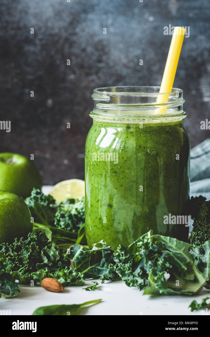 Green detox smoothie in a mug. Concept of vegetarian, vegan diet, detox ...