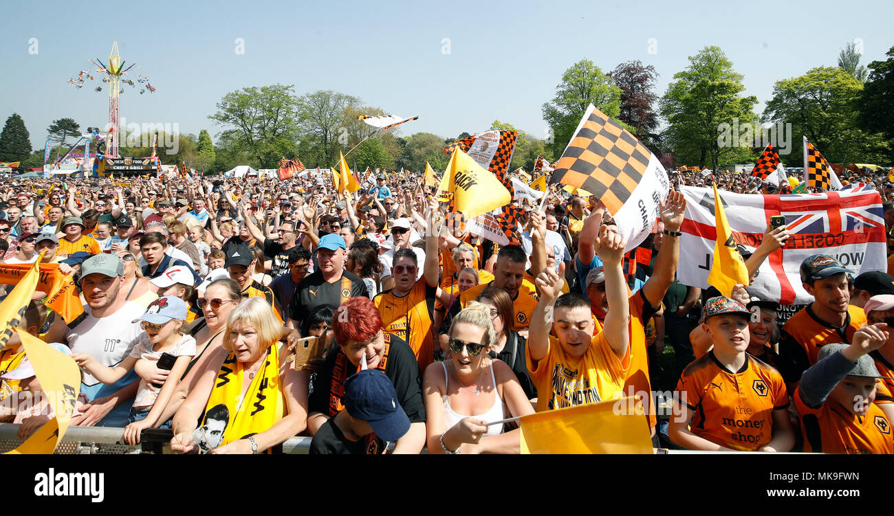 Wolverhampton Wanderers Fans Stock Photos & Wolverhampton Wanderers