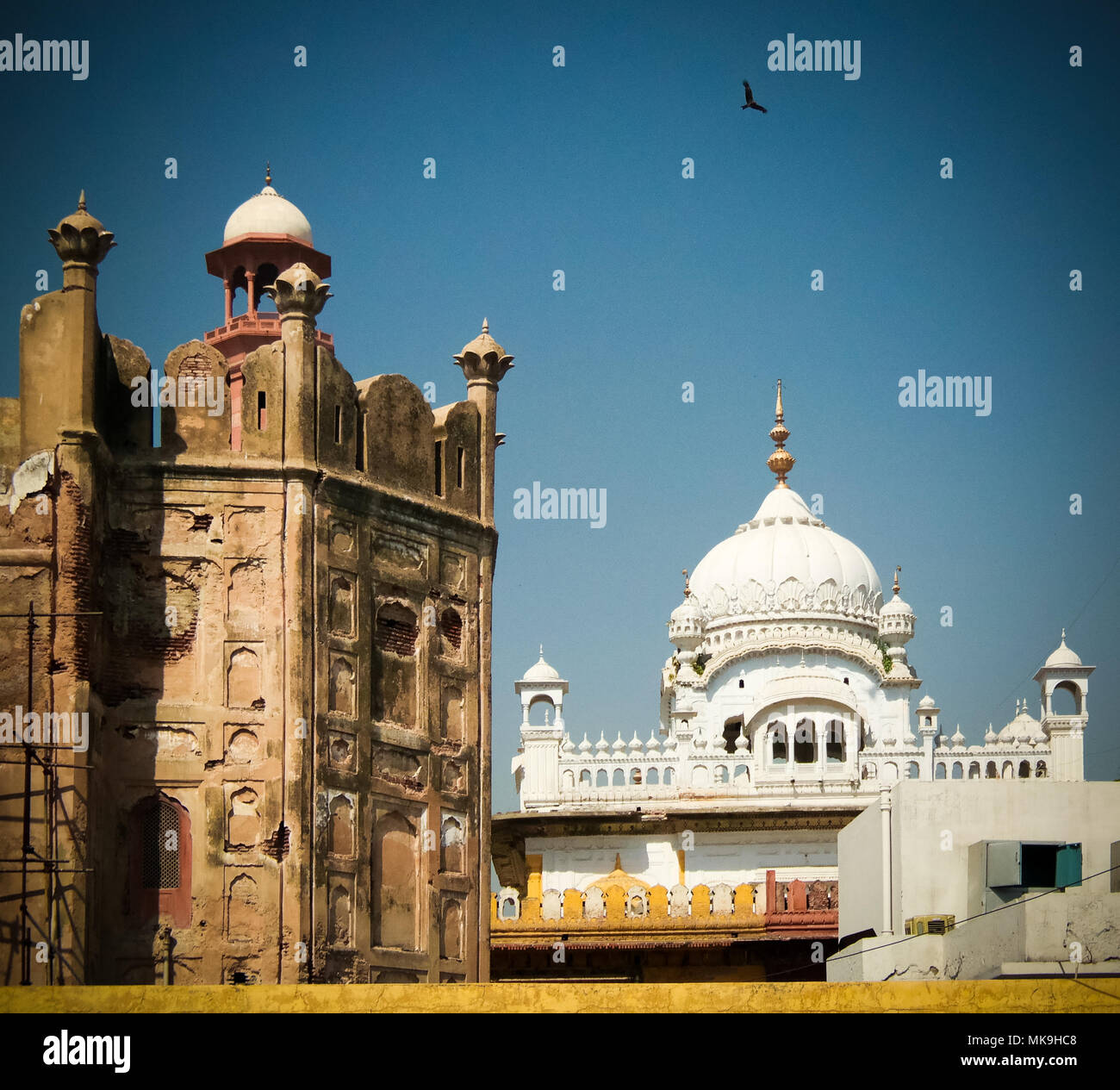 The Samadhi of Ranjit Singh and tower of Lahore fort, Punjab, Pakistan Stock Photo
