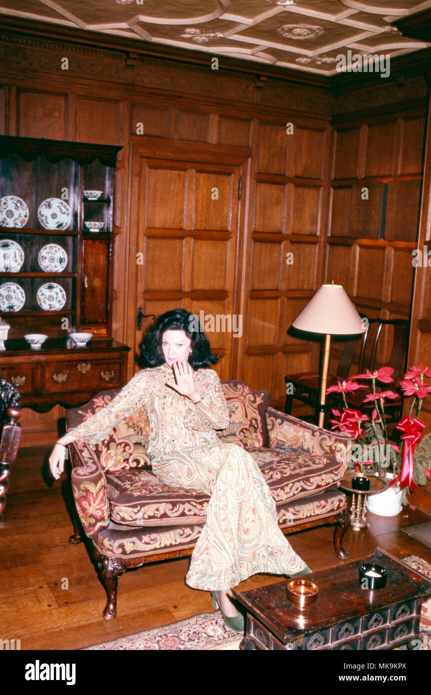 Anna Moffo, amerikanische Opernsängerin in ihrer Wohnung in New York ... Anna Moffo, amerikanische Opernsängerin in ihrer Wohnung in New York ...