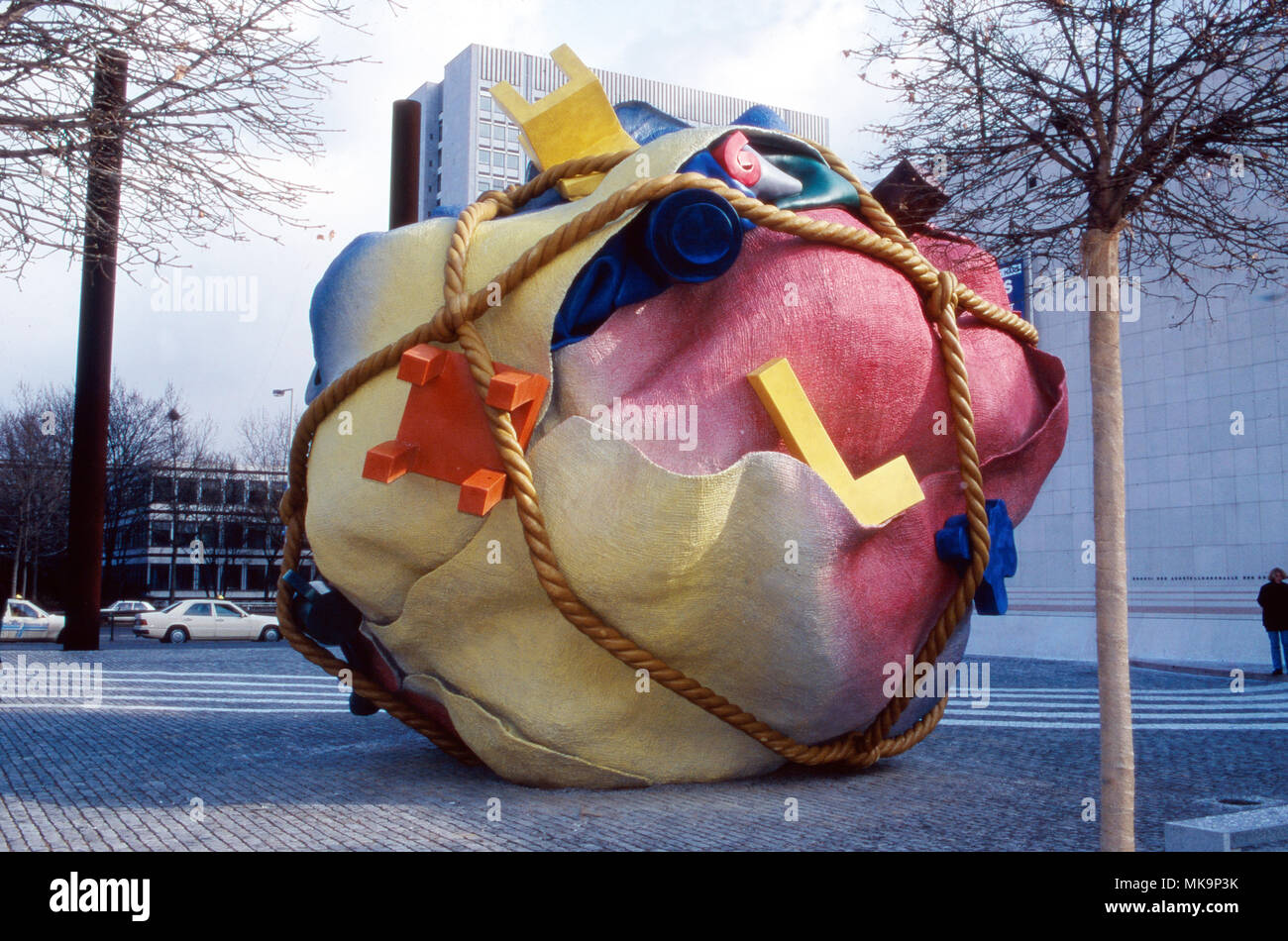 Kunstobjekt von Claes Oldenburg, schwedischer Pop-Art-Künstler, auf einer  Ausstellung in Bonn, Deutschland 1996. Artwork of Claes Oldenburg, Swedish  pop artist, in an exhibition at Bonn, Germany 1996 Stock Photo - Alamy