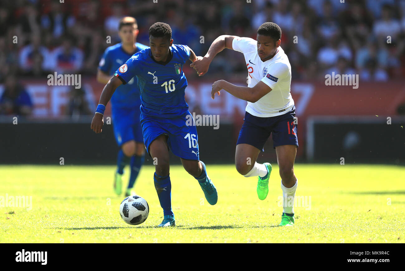England U17's Vontae DaleyCampbell (right) and Italy U17's Jean Freddi