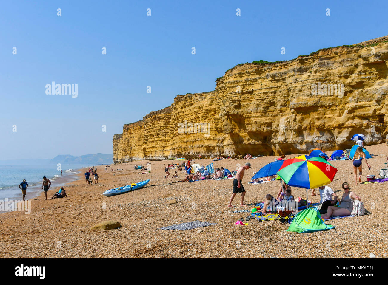 Burton Bradstock, Dorset, UK. 7th May 2018. UK Weather. Holidaymakers ...