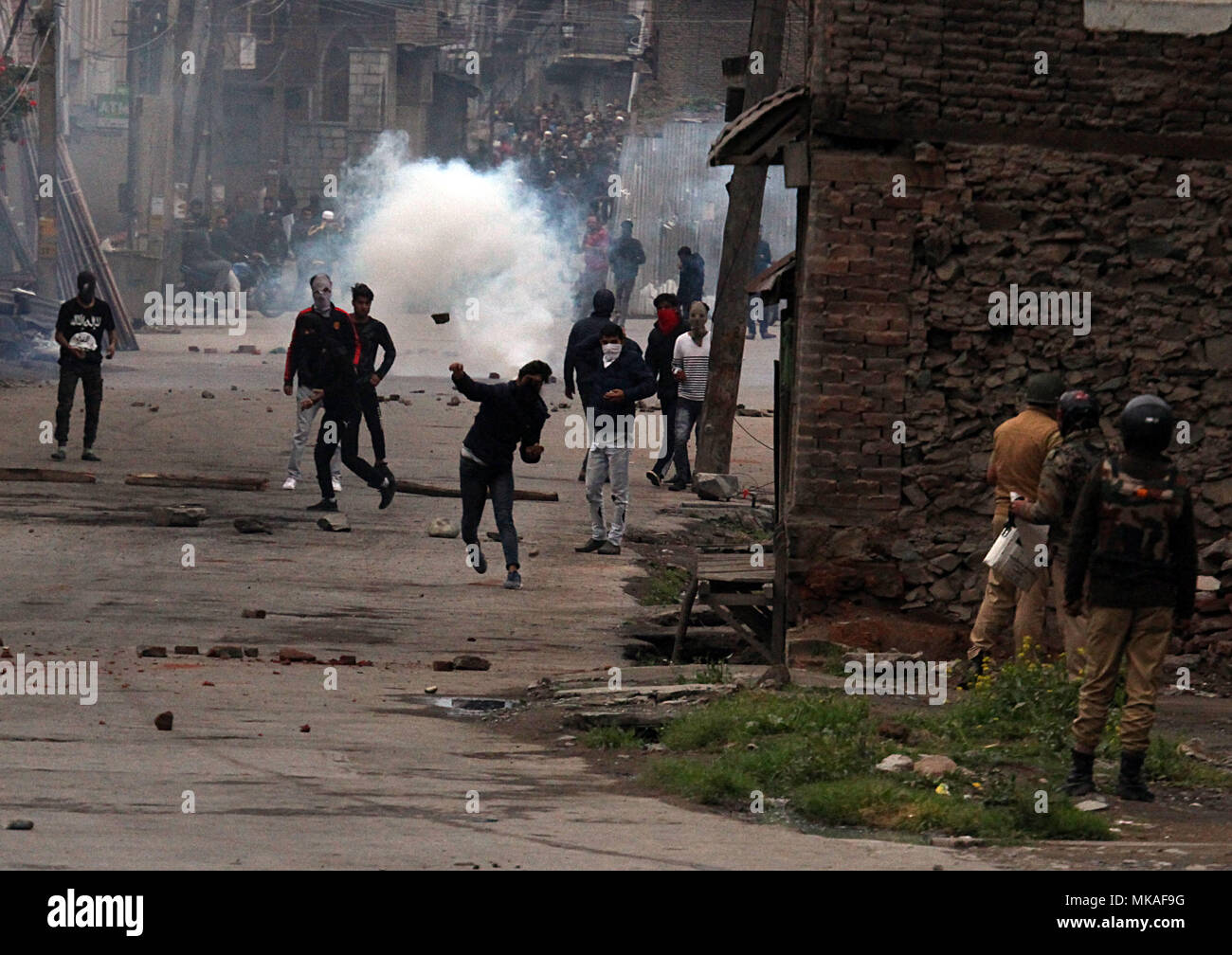 Kashmir. 7th May, 2018. Tear smoke rises as Kashmiri protesters clash with Indian police in Srinagar  Kashmir on May 07, 2018. Police fired teargas canisters, pellets and stun grenades to disperse the angry crowd.Massive anti-India clashes erupt in Srinagar following the killings of ten people including five rebels and five civilians by Indian security forces in south Kashmir. Credit: Faisal Khan/ZUMA Wire/Alamy Live News Stock Photo