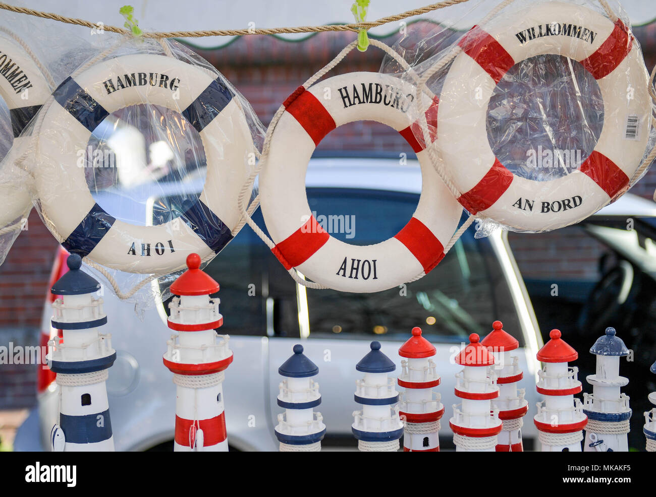 06 May 2018, Germany, Hamburg: Souvenirs from Hamburg on sale at Hamburg's fish market. Hamburg's fish market attracts 70,000 visitors every sunday. The market's famous barkers offer their goods to revelers, tourists and early risers and provide a one-of-a-kind atmosphere. Photo: Axel Heimken/dpa Stock Photo
