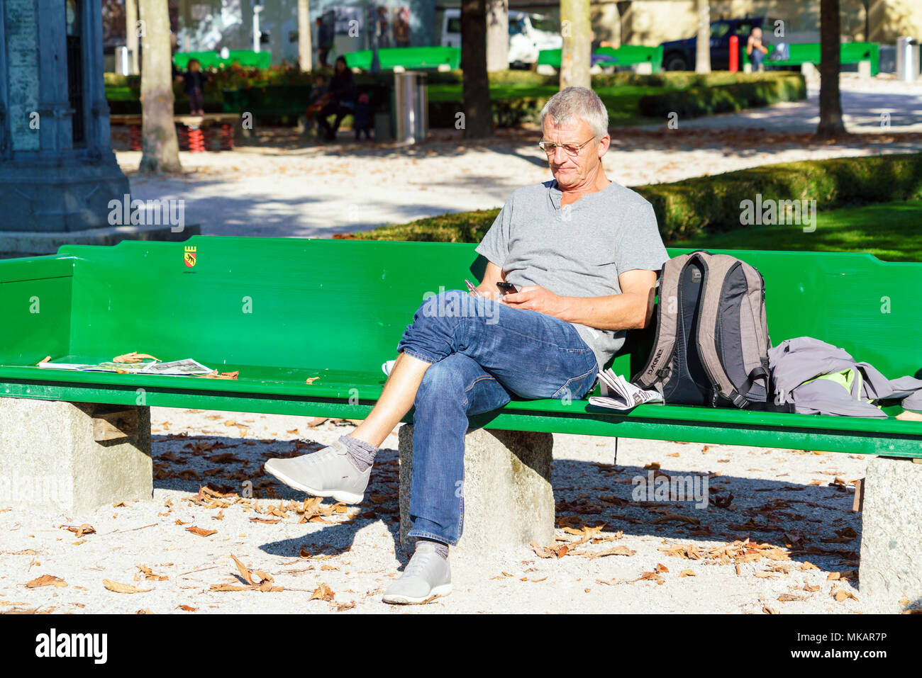 Elderly caucasian man sitting on a bench hi-res stock photography and  images - Page 5 - Alamy