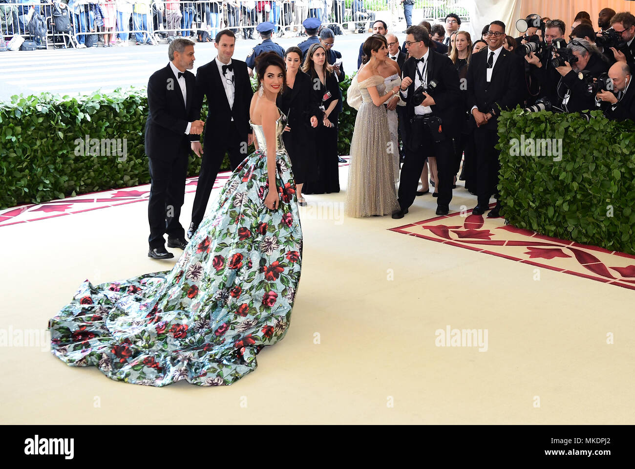 Amal clooney attending the metropolitan museum of art costume institute  benefit gala 2018 in new york, usa. hi-res stock photography and images -  Alamy, image size:1300x960