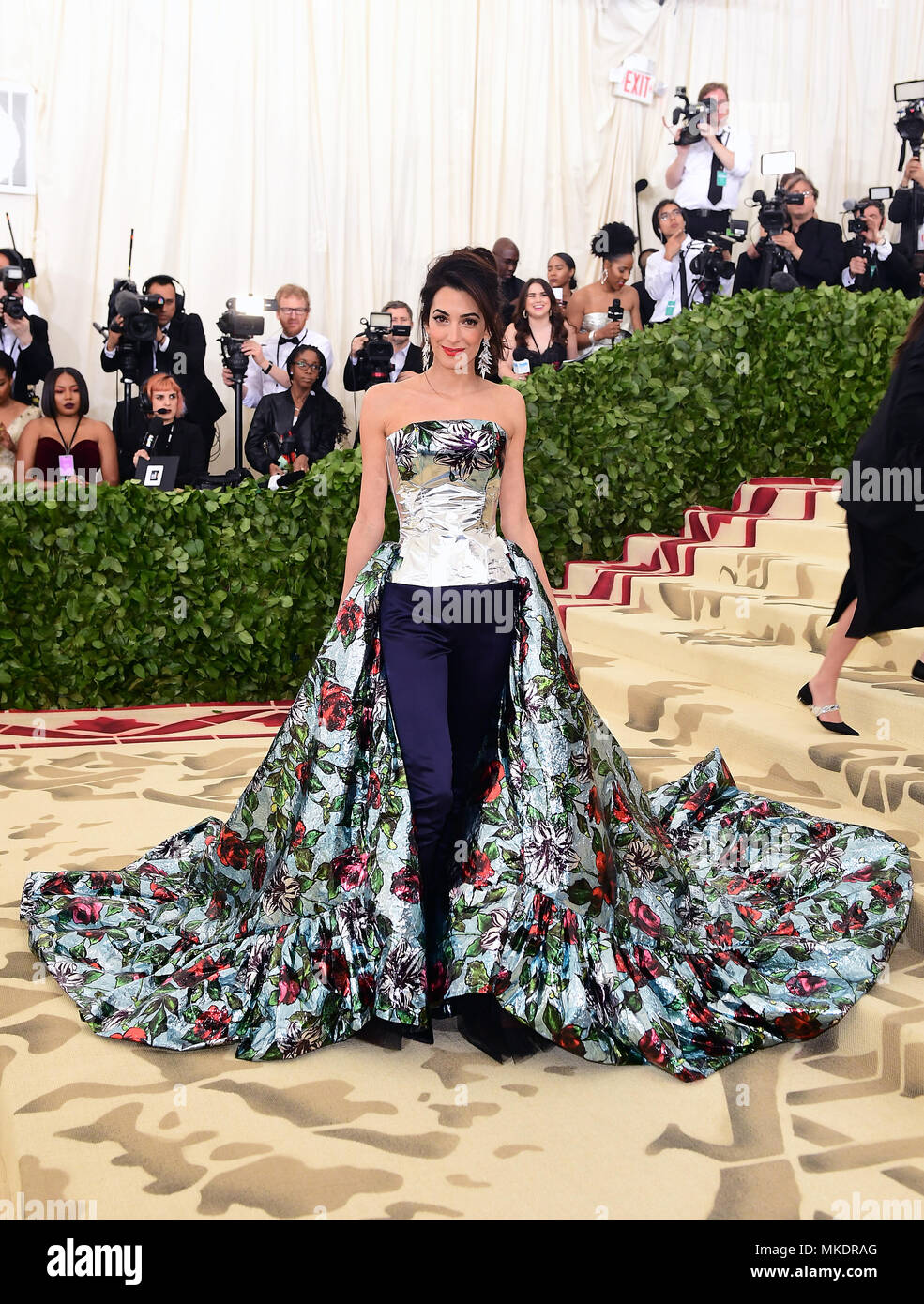 Jeff Bezos Ehefrau postet stolz das erste Bild im Hochzeitskleid, image size:985x1390