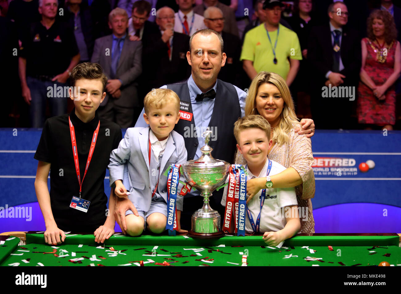 Erobrer Jane Austen Skadelig Mark Williams and family with the trophy after winning the 2018 Betfred World  Championship at The Crucible, Sheffield Stock Photo - Alamy