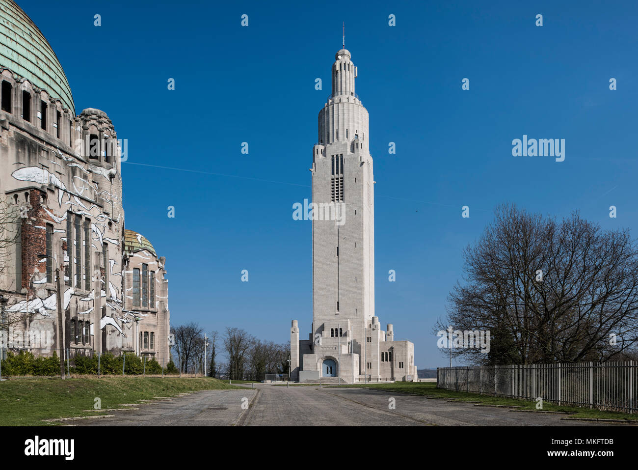 First World War Memorial, Memorial Interallié, left church Église du Sacré-Cœur et Notre-Dame-de-Lourdes, Liège, Wallonia Stock Photo