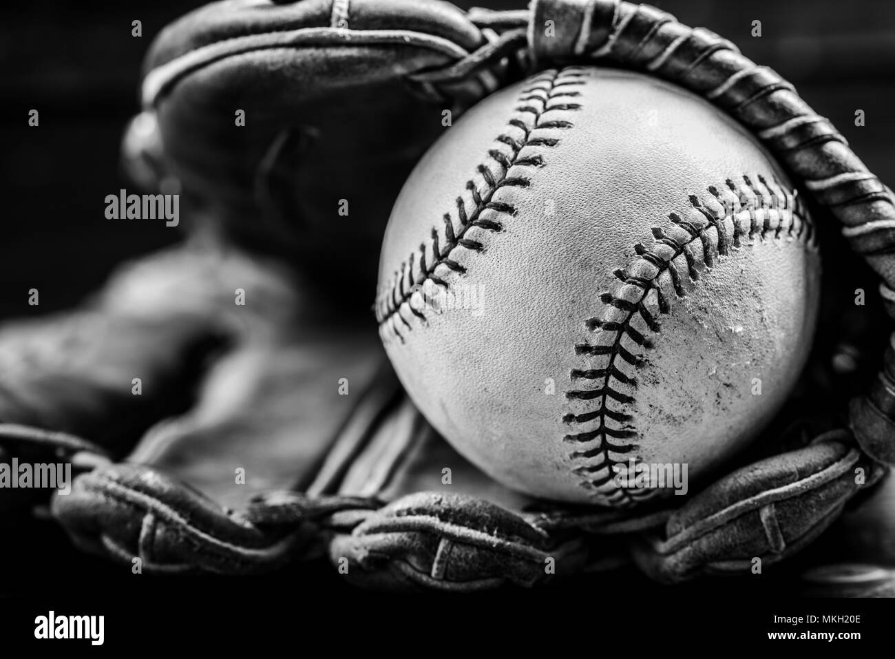 Vintage baseball glove bat ball Black and White Stock Photos & Images