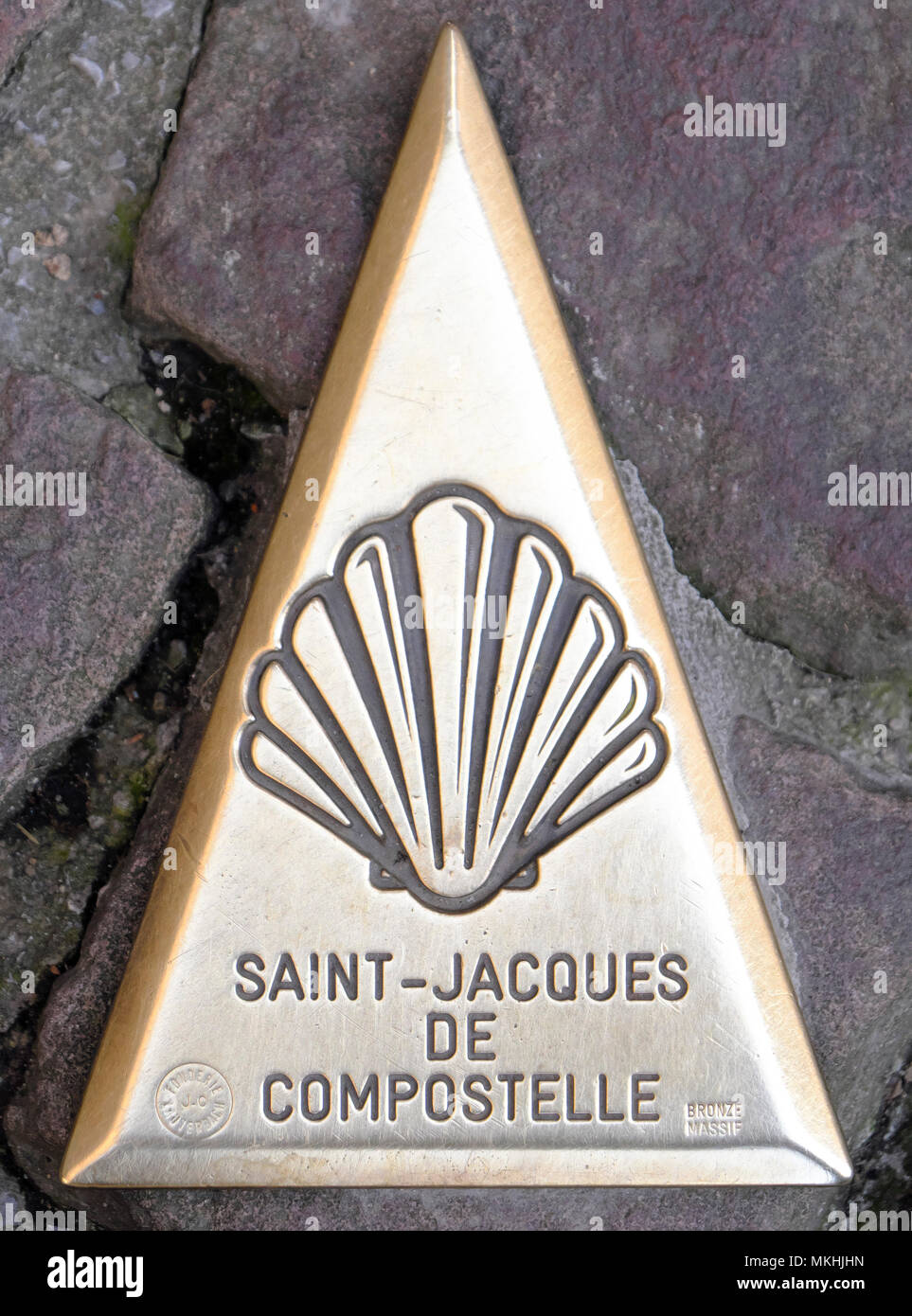 Bronze Spire Depicting A Saint Jacques Shell Inlaid In The Cobblestones Indicating The Direction Of The Pilgrimage Route Of Compostela Saint Jean Pied De Port 64 Pyrenees France Stock Photo Alamy Bronze Spire Depicting A Saint Jacques Shell Inlaid In The Cobblestones Indicating The Direction Of The Pilgrimage Route Of Compostela Saint Jean Pied De Port 64 Pyrenees France Stock Photo Alamy