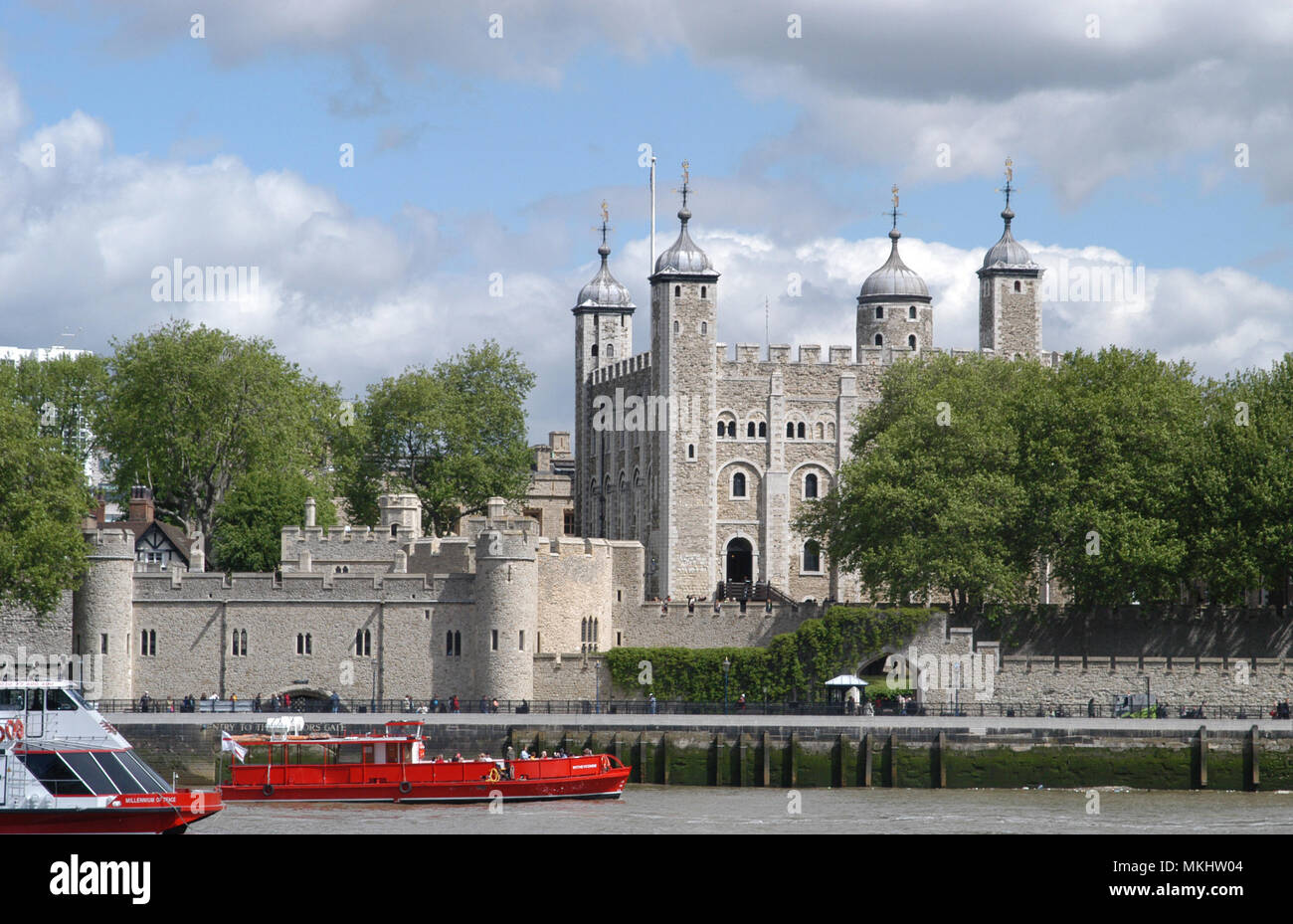 Tower of london moat 13th century hi-res stock photography and images ...