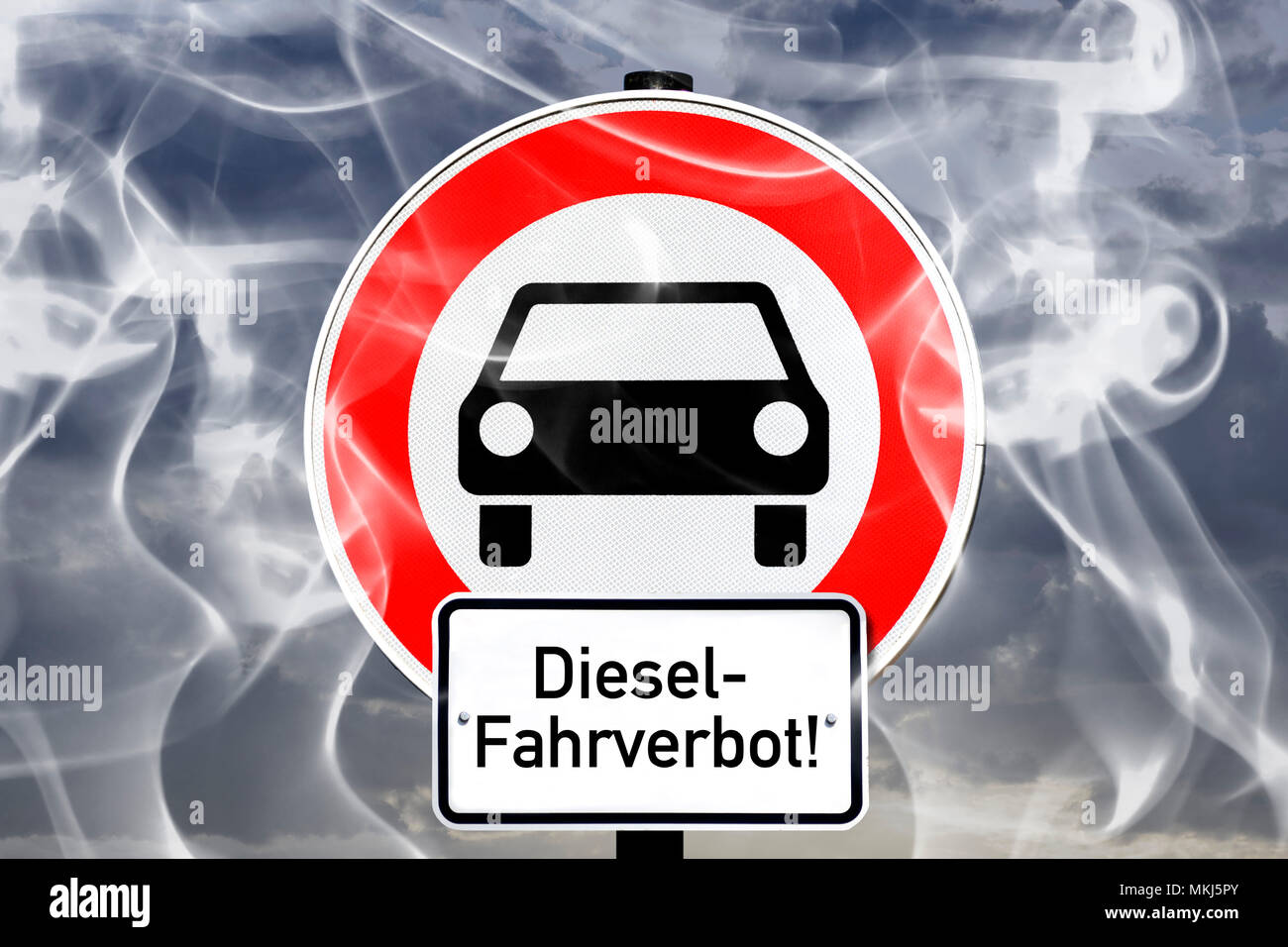 Kfz-Durchfahrtsverbotschild in car exhaust gases, diesel driving ban, Kfz-Durchfahrtsverbotschild in Autoabgasen, Diesel-Fahrverbot Stock Photo
