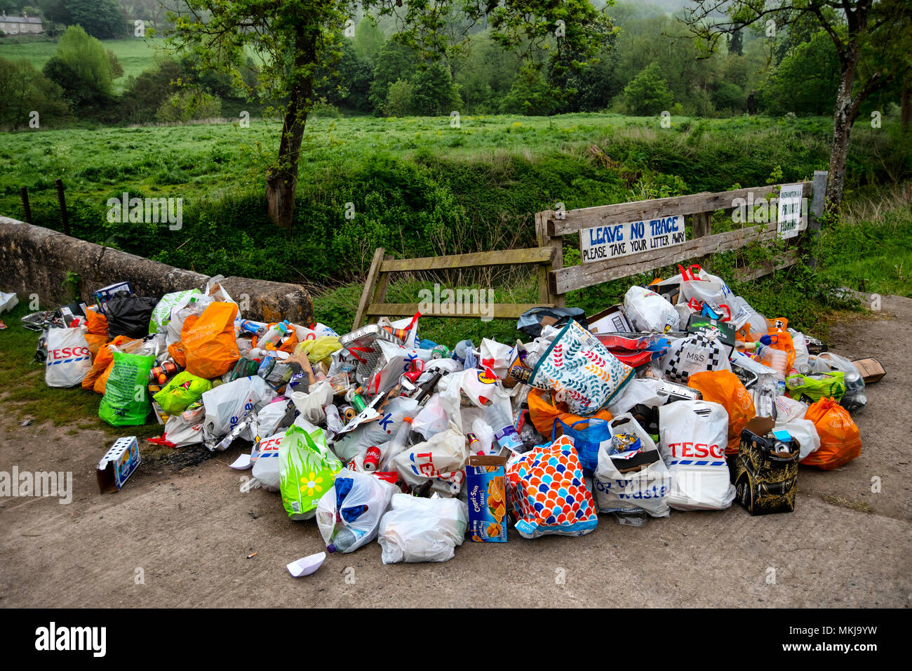Rubbish left by visitors after the Bank Holiday weekend at beauty spot Warleigh Weir on the River Avon near Bath in Somerset. Stock Photo