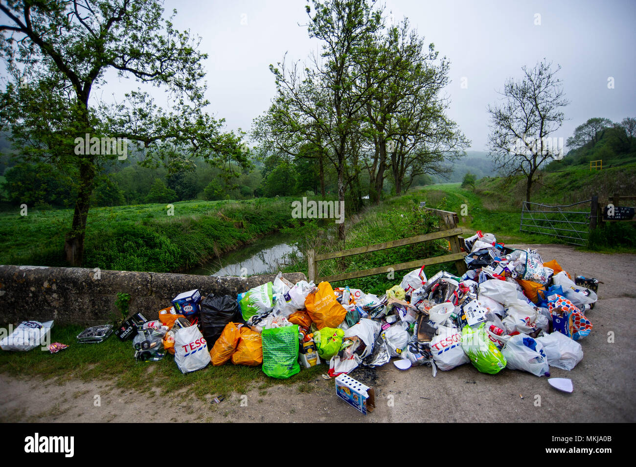 Rubbish left by visitors after the Bank Holiday weekend at beauty spot Warleigh Weir on the River Avon near Bath in Somerset. Stock Photo