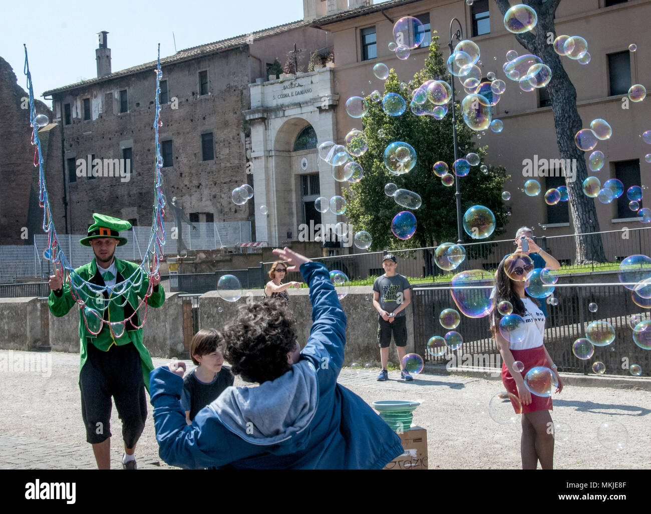 Rome, Italy. 22nd Apr, 2018. The man of soap bubbles and the game that ...
